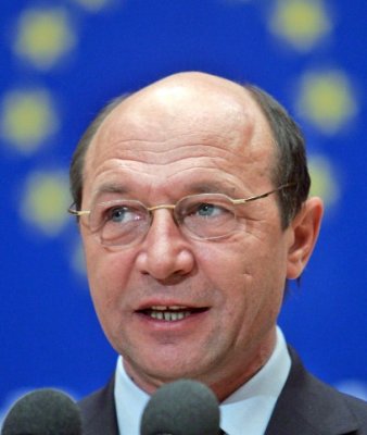 Băsescu: În legea sănătăţii nu veţi găsi nici o referire la privatizarea ambulanţei de stat sau a SMURD-ului